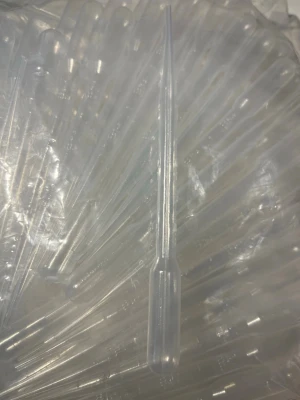 80st Plastpipetter för skönhetsprodukter - Köpte för: 120kr (1,50kr/st) 80 stycken Transparenta plastpipetter perfekt för att dosera vätskor som oljor, serum eller andra skönhetsprodukter. Smal och avlång form med rundad topp för enkel applicering. Tillverkad i flexibel plast och lätt att använda i olika skönhetsrutiner. Vid frågor kan man skicka ett meddelande till mig så svarar jag så snabbt det går!! 