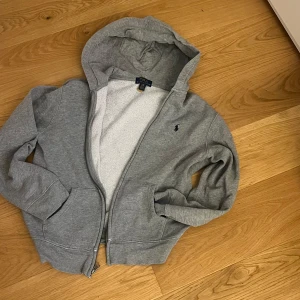 Ralph lauren hoodie - Säljer min Ralph louren zip hoodie. Grå med luva utan snören storlek 160/165