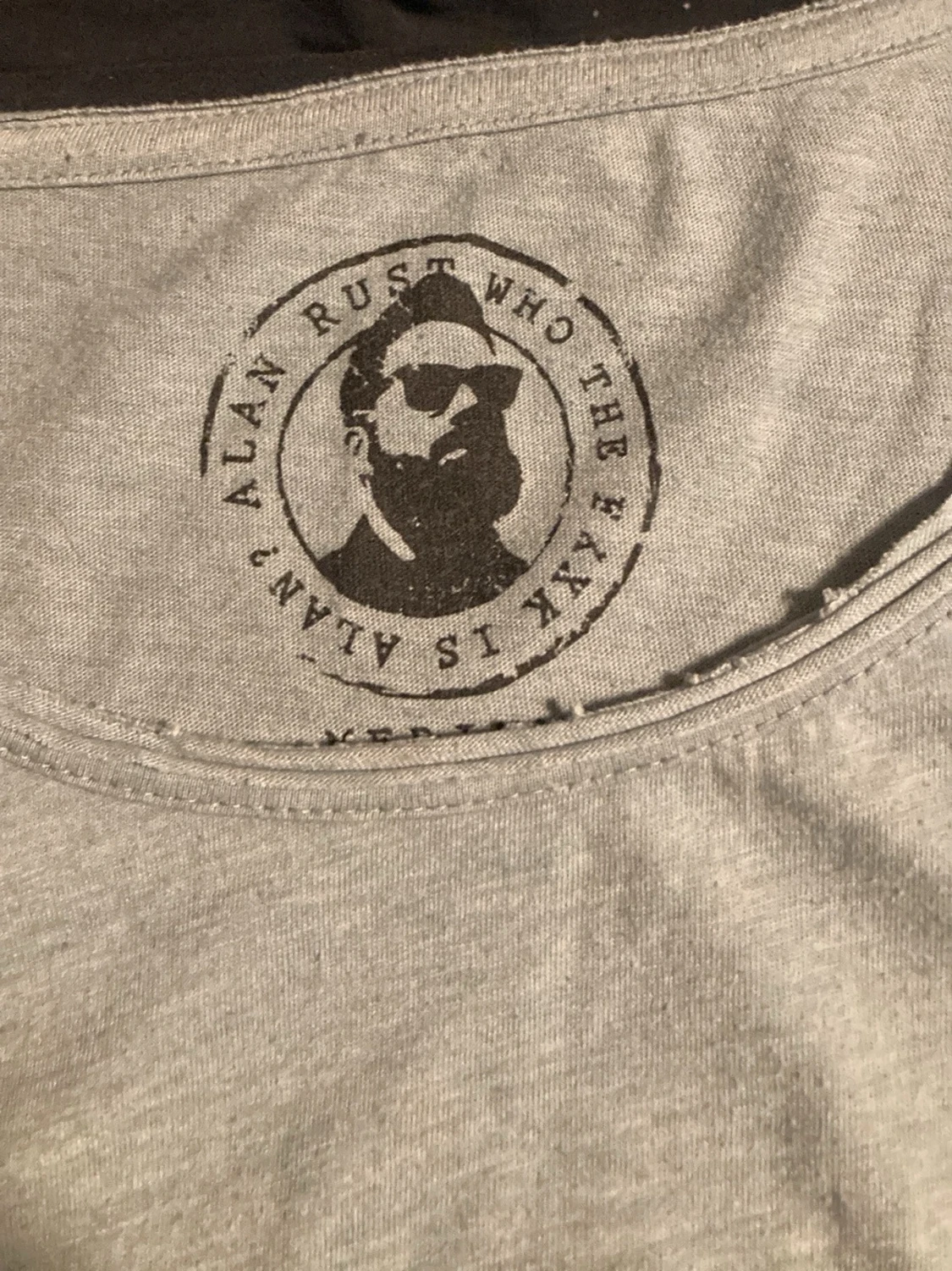 Ljusgrå t-shirt med bröstficka - 1