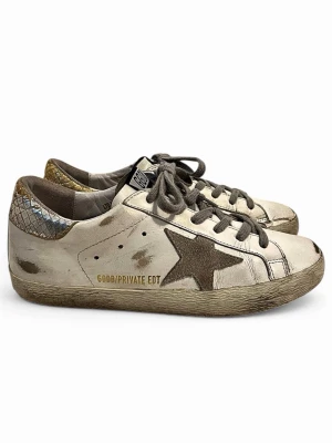 Golden Goose Skor - Golden Goose skor i storlek 37. Cond 7/10. Nypris 6000, vårat pris 1799. Mycket stilrena o snygga dojjer, perfekta nu till sommaren! Hör av dig vid minsta lilla fundering.