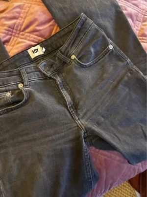 Grå raka jeans med rå kant - Säljer ett par grå jeans med utsvängda ben. Jeansen har klassisk femficksmodell, bälteshällor och knappgylf. Materialet är denim och de har en avslappnad passform som passar till det mesta. Lite slitage längst ned av benet som syns på sista bilden🌸