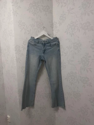 Ljusblå flared jeans - Ljusblå flared jeans från Gina tricot, i storlek 38