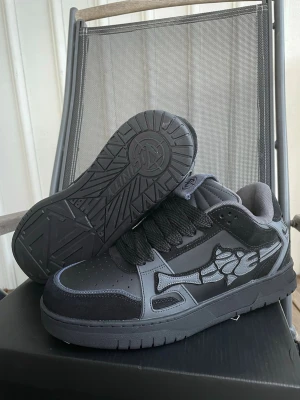 Vicinity V2  - Helt oanvända Vicinity V2 sneakers direkt från deras hemsida. Skorna är köpta för ca 1 år sedan (kvitto finns) men dessvärre har de aldrig kommit till användning. För av er vid funderingar samt kvitto bevis. 199€ nypris så skippa skambuden. 