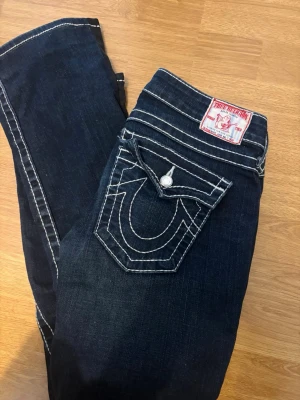 Mörkblå True Religion jeans - Säljer ett par mörkblå jeans från True Religion med diamant knappar. med raka ben❤️