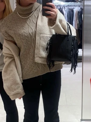 Stickad kortärmad polotröja  - Snygg, fint skick men används inte. Kan göra många mysiga vinter outfits med💕 Skriv om frågor uppkommer💕