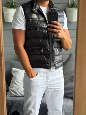 Moncler Gui Väst - Säljer denna riktigt schyssta Moncler Gui västen i storlek 2/S-M. Självfallet äkta! Originalbox tillkommer också! Passar dig mellan 170-180cm. Västen har inga defekter alls! Perfekt till sommaren som extra lager på lager (exempel på bild 3). Bara att kontakta vid funderingar!🌟