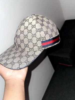 Gucci keps - En orginal Gucci keps i strl M. Använd sedan tidigare men är i ett väldigt bra skick. Kvitto för kepsen ingår.