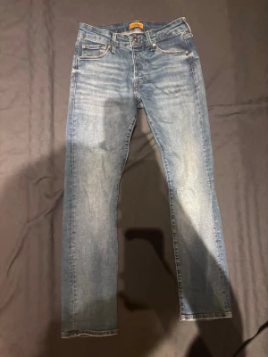 Jack & Jones jeans - Bra skick. Använda några gånger. Storlek 29/30 passar dig som är 170 lång. Skriv om du vill ha mått. 