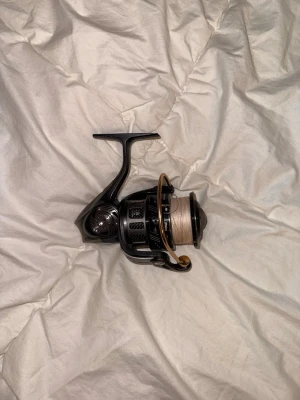 Abu Garcia Revo ALX THETA 3000MSH. kom med bud  - Abu Garcia Revo ALX THETA 3000MSH – Säljes  Säljer en Abu Garcia Revo ALX THETA 3000MSH.  Rullen är i bra skick och fungerar i övrigt, men veven saknas. Passar därför bra som reservdelsrulle eller för den som redan har en passande vev.  Kom  med bud. Hör av dig om du har frågor eller vill ha fler bilder.