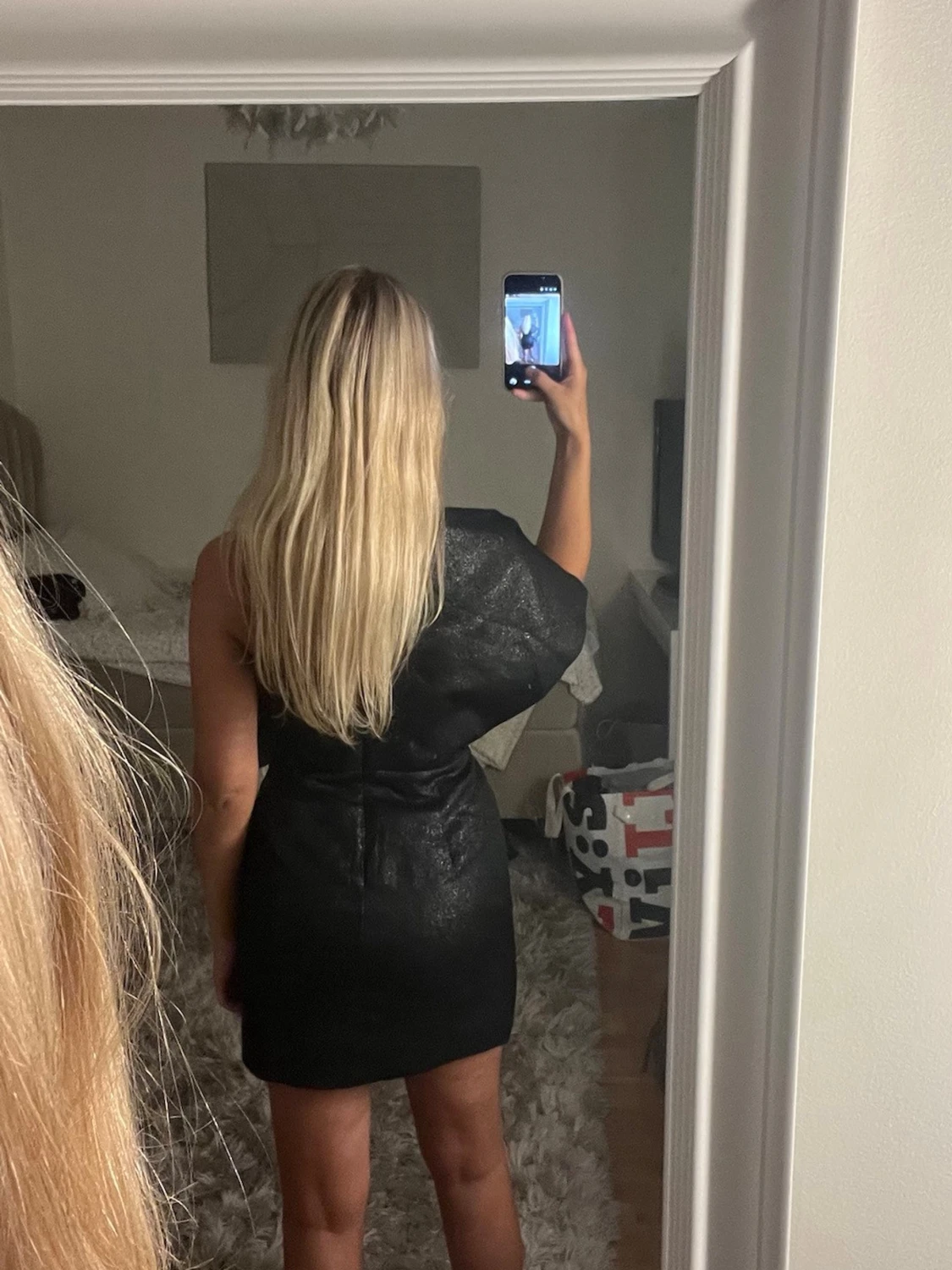 Svart one shoulder klänning med rosett - 2