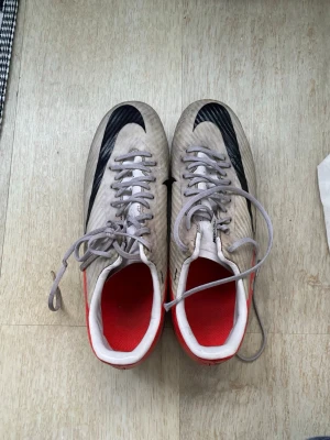 Nike Mercurial fotbollsskor  - Säljer ett par Nike Mercurial fotbollsskor, skorna är otroligt sköna att spela i och sitter inte alls dåligt, de är inte lila smutsiga som de ser ut på bilden, noga tvätt inann den skickas (har spelat en säsong med dom)🤩