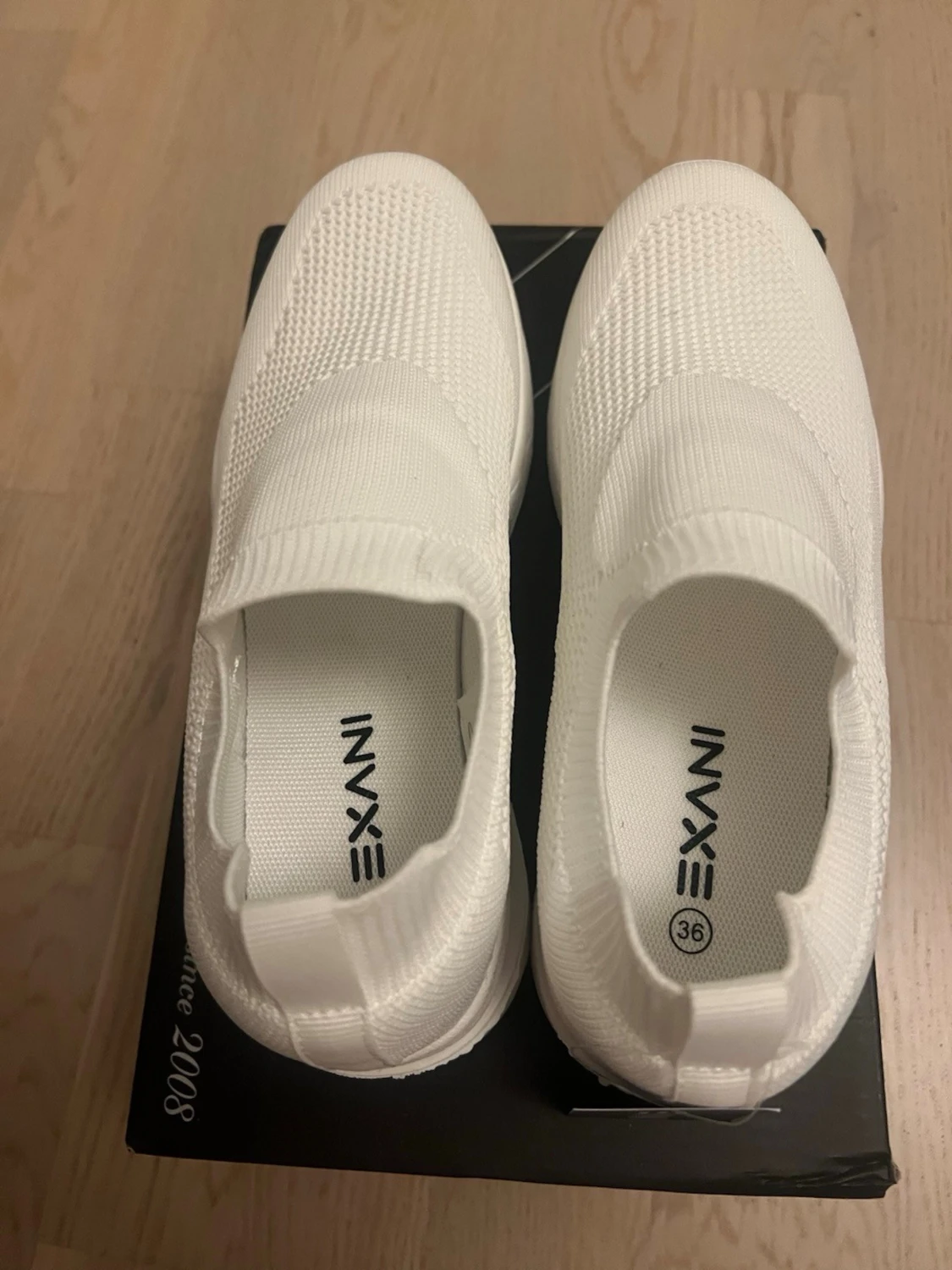Vita slip-on sneakers från Exani - 1