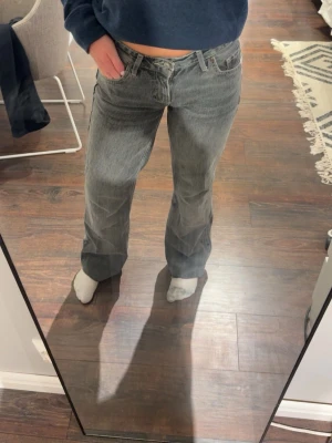 Grå raka jeans  - Nice straight jeans från Zara, bra skick men har sytt upp- se 3/4 bild. Passar mig som är 165 💕