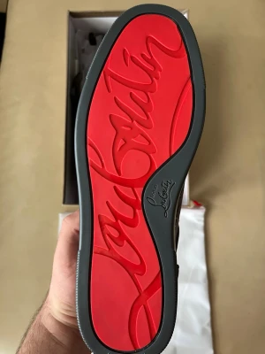 Christian Louboutin  - Säljer ett par Loubs som är i nyskick då de tyvärr inte passar mig. Storlek 43, passar även 43.5. Originalkartong, dustbag samt extra spikes/nålar medföljer. Pris kan diskuteras vid snabb affär 💯