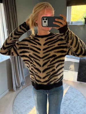 Nakd tröja  - Leopard tröja säljs. Inga stora skador, utan lite nopprig. 