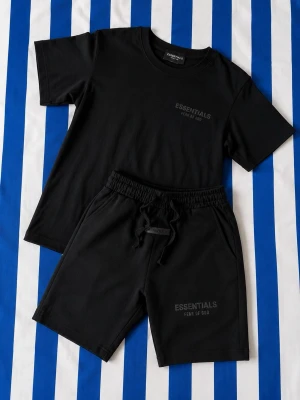 Svart set från Essentials Fear of God - Snyggt svart set från Essentials Fear of God med t-shirt och shorts. Båda delarna har diskret logga framtill.  T-shirten har rund hals. Perfekt för en avslappnad look. Materialet är i mjuk bomull. Helt ny! Ett grått sätt också om intreserad 