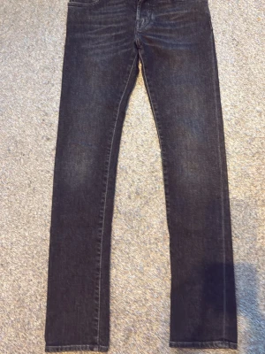 jacob and cohen jeans - Säljer ett par svarta jeans med rak passform och diskret tvättade detaljer. Jeansen har klassisk femficksdesign och normal midja. Perfekta till en avslappnad stil och passar till det mesta. Materialet är troligtvis bomull med stretch.