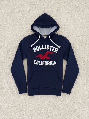 Hollister hoodie  - Hollister hoodie mörkblå - storlek: (S/Xs ) - väldigt fint skick. Vid frågor är det bara att höra av sig!