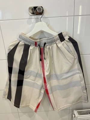 Burrberry shorts☀️🌴 - Burberry shorts perfekt till sommaren som kan användas till bad och sol