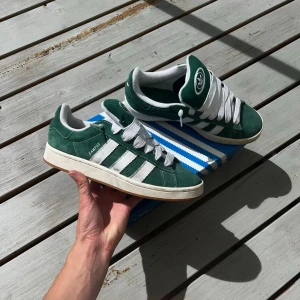 Adidas campus  - Säljer ett par gröna adidas campus i ett väldigt gott skick. Dessa skor har inga skador, men mindre smutsfläckar förekommer. Snören och box ingår. Originalpris: 2400. Hör av er vid eventuella frågor, allt gott!