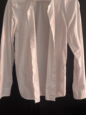 Riley skjorta  - Säljer denna vita skjorta från Riley. Köpt i butik. Small slim. Skriv gärna vid frågor👍