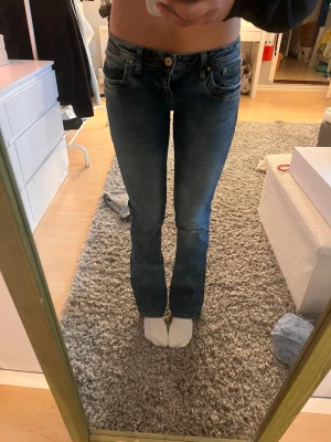 Ltb jeans - Ett par blåa ltb jeans i modellen valerie i strl 27/32. Dom har en liten defekt som syns på bild 5. Midjemått: 38 cm Innerbenslängd: 79 cm
