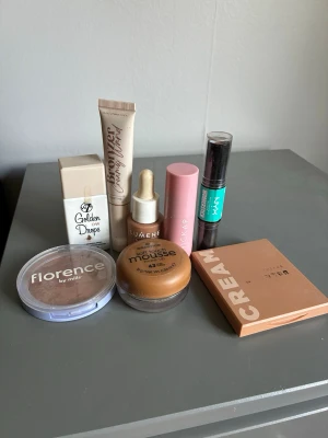 Mix av bronzers i olika nyanser - Säljer ett kit med flera bronzers från olika märken, både i puder- och krämform. Färgerna varierar från ljusbrun till gyllene och passar för att skapa en solkysst look. Förpackningarna är runda, fyrkantiga och i stickformat. Perfekt för dig som vill testa olika bronzers och hitta din favorit.