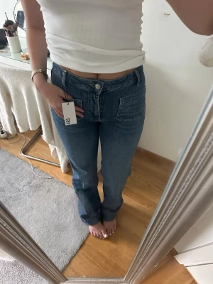 Jeans - Blåa bootcut jeans! Helt nya med prislapp kvar
