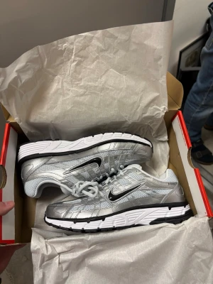 Nike p6000 silver Women  - Säljer dessa snygga Nike p6000 i storlek 40 (Women). De är helt nya med låda. Pris går att diskutera. 