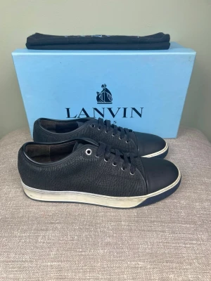 Lanvin skor - Hej, säljer nu dessa svin snygga Lanvin skor. Skorna är i grymt skick! Begränsat antal boxar och dustbag. Hör av dig vid frågor. 