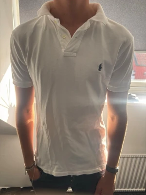 Vit Ralph Lauren pike - Ruggit nice vit Ralph Lauren pike i grymt skick. Strl M. Inköpt på NK för 1695kr. Modellen är 182cm och väger 65kg