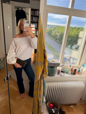 Vit offshoulder blus med puffärm - Säljer en vit offshoulder blus med bred resår upptill och voluminösa puffärmar. Blusen har en lös passform och är perfekt för en trendig och avslappnad look. Passar till både jeans och kjol❤️