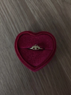 Guldfärgad ring med öga och stenar - öga ring i storlek 17,7mm, guldfärgad.