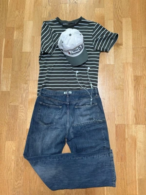 Hope Rush bootcut jeans - Säljer ett par klassiska blå jeans från HOPE med raka ben och tydliga sömmar. Jeansen har fem fickor och en snygg tvättad look som passar till allt. Perfekta för dig som gillar en enkel och stilren stil. Nypris:2800kr mitt pris 1199kr