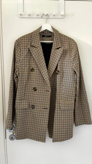 Rutig oversized kavaj  - Snygg rutig kavaj som aldrig kommit till användning. Klassisk modell med två framfickor och helsvart foder. Perfekt för dig som gillar en tidlös och trendig stil 💛☀️✨