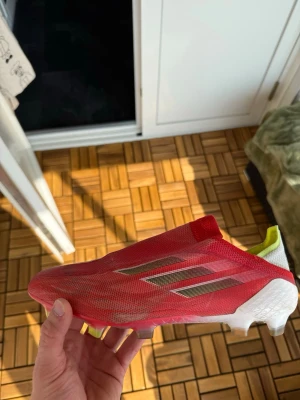 Adidas X speedflow+ FG Elite - Säljer ett par grymma fotbollsskor. Adidas X speedflow+ FG Elite i storlek 41 1/3. Använda fotbollsskor men mycket sköna. Skopåse följer med. Finns ett litet jack på en skons ovandel, påverkar ingenting och har inte blivit större de senaste 2 använda åren!