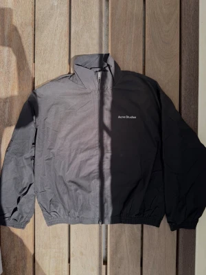 Acne Studios jacka - Acne Studios Washed Logo Jacka | Storlek: 42 vilket motsvarar S/M sitter oversized | Skick: 9/10 |  Vid fler frågor/bilder är det bara och höra av sig