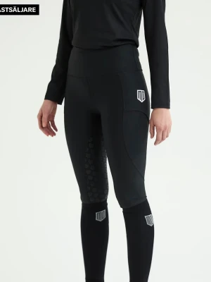 Svarta ridleggings från Maya Delorez - Snygga svarta ridleggings från Maya Delorez med hög midja och silikonprint för extra grepp. Stretchigt funktionsmaterial och logga på benet samt baktill. Perfekta för dig som vill ha både stil och komfort i stallet.