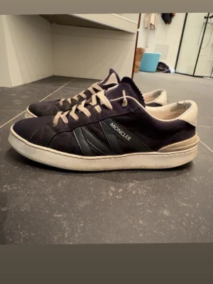 Moncler monaco skor - Ett par feta moncler monaco i storlek 45 men passar mig som har 44, nypris ligger runt 5000 och dessa är svåra att få tag i. De är använda som ni ser på sulan i sista bild, säljs därför till ett billigt pris.