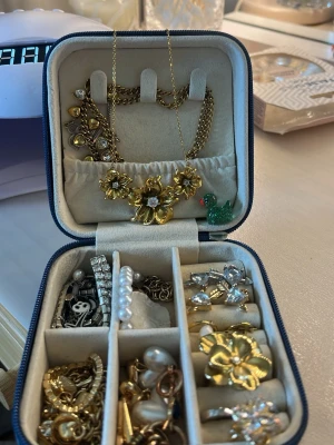 Blomhalsband guld  - Säljer mitt fina blommhalsband i guld med diamanter. Helt slutsåld. Liknar Ioaku, är köpt på Lyla🩷