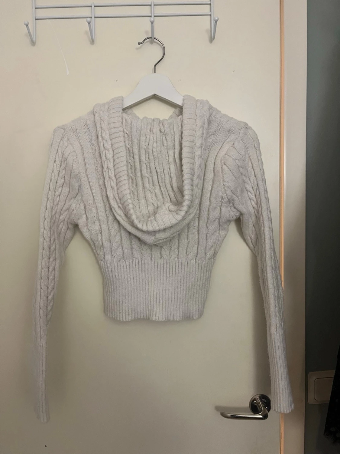 Croppad stickad hoodie - 1