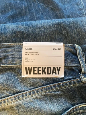 Blå jeans från Weekday - Säljer ett par helt nya jeans från weekday i en väldigt fin blå färg. dom är i 27/32 och är i en rak modell. säljer dom pågrund av att dom inte har kommit till användning.