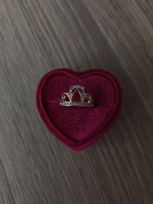 Guldfärgad ring med krona och stenar - Krona ring i storlek 19mm, guldfärgad.