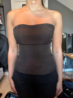 Fest topp  - As snygg korsett topp från Gina tricot, passar perfekt för fest !! Den är endast använd en gång och kommer därmed i väldigt bra skick och har inga defekter 🥰