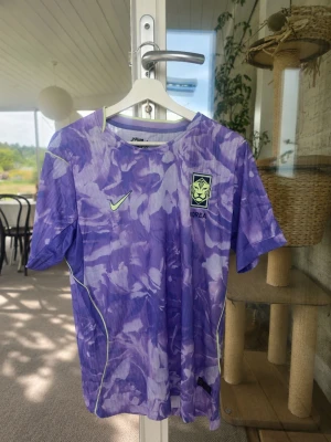 Sydkoreas VM borta tröja! fotbollströja Nike - Säljer en lila fotbollströja från Nike med Koreas landslagsemblem på bröstet. Tröjan har ett unikt mönster i olika lila nyanser, korta ärmar och rund hals. Tillverkad i ett lätt och ventilerande material, perfekt för träning eller match. Är I Extremt bra kvalité!! Aldrig använd. Alla emblem och sånt är påsydd.                      OBS bara 1 i lager!