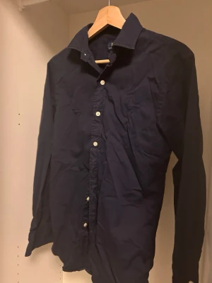 Mörkblå skjorta från Polo Ralph Lauren - Använd ett fåtal gånger bra skick. Slim fit modell.
