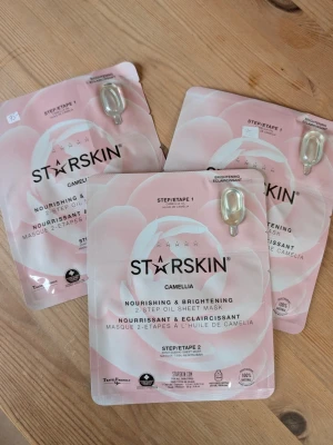 Tre Starskin Camellia 2-stegs sheet mask - Säljer tre stycken Starskin Camellia Nourishing & Brightening 2-step oil sheet mask. Varje förpackning innehåller en ansiktsmask och en liten kapsel med serum. 