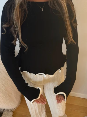 Topp med detaljer från Gina  - Super söt🌸 Aldrig använd 