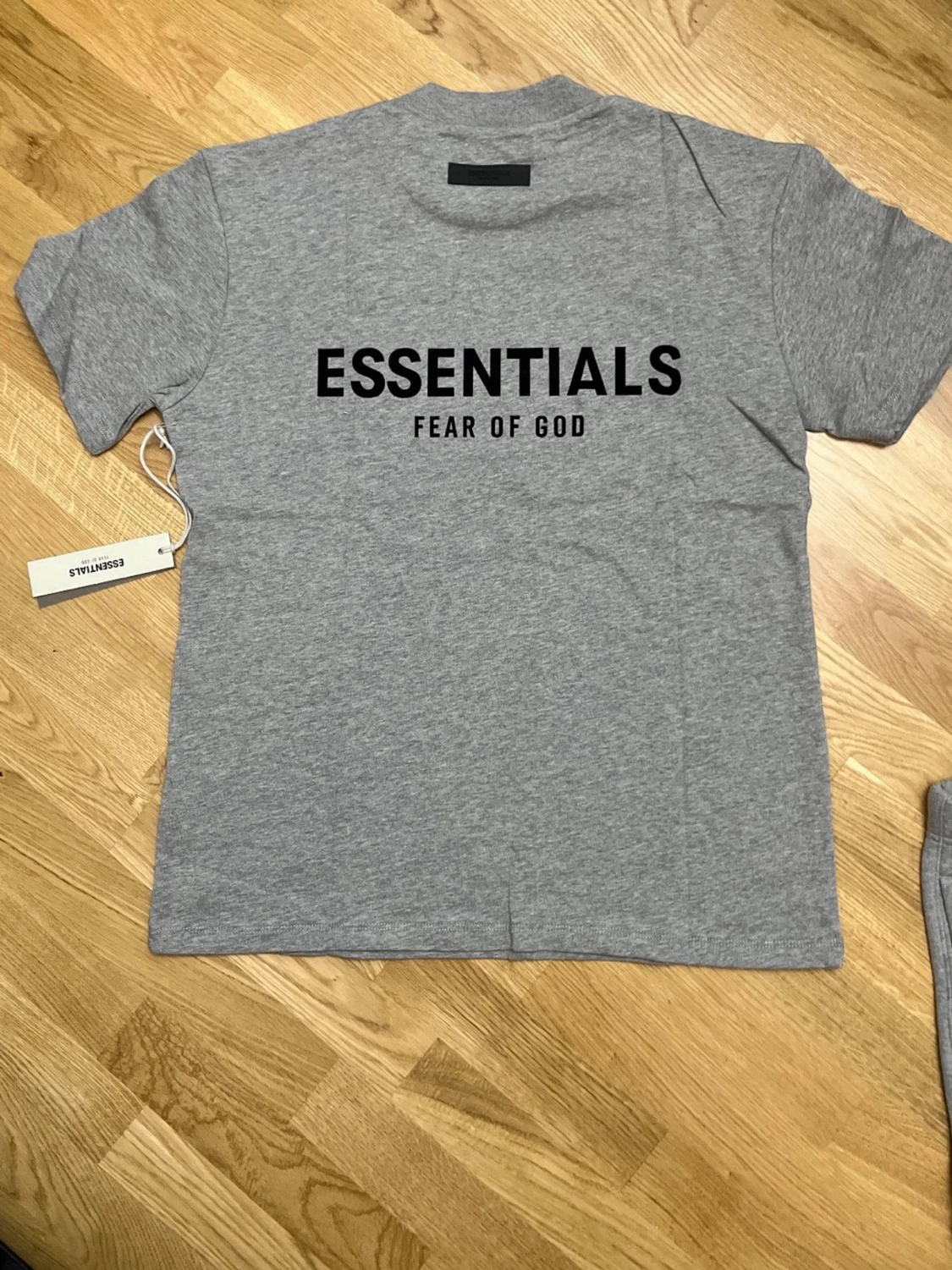 Grått set från Essentials - 2