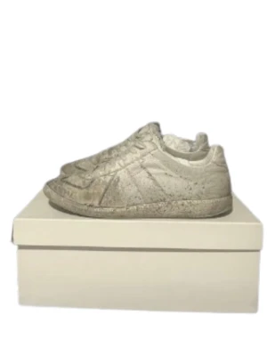 Maison margiela paint splatter ÄKTA‼️ - Maison Margiela sneakers i vit canvas med slitna detaljer och smutsad finish för en rå, vintage vibe. Klassisk rund tå, platt sula och snörning framtill. Snyggt distressed och unikt uttryck som sticker ut i mängden. Allt og äkta såklart storlek 43 finns defekter och hål